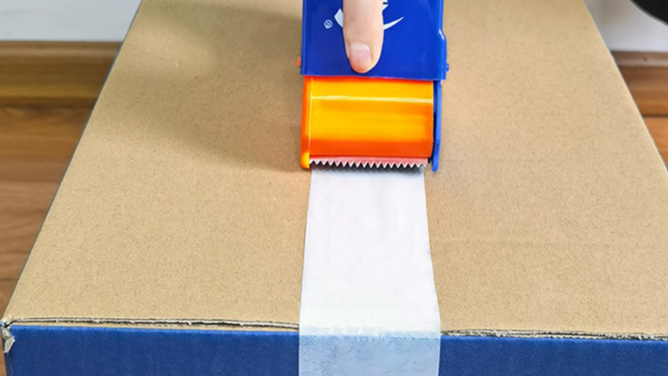 惊讶！飞机居然能用白色包装胶带粘上